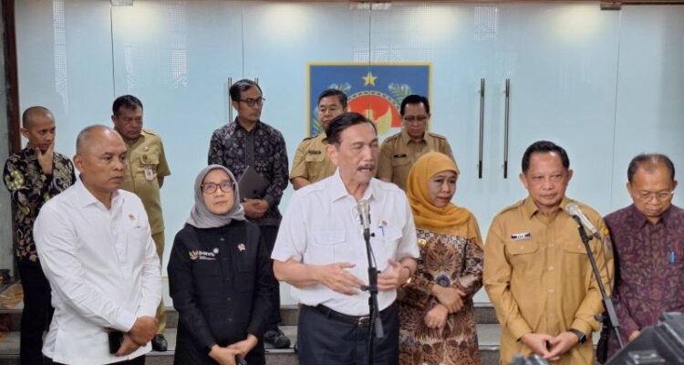 Chairman of the Government Digital Transformation Acceleration Committee Luhut Binsar Pandjaitan (center) speaks to the press after attending a meeting on accelerating the digitalization of social assistance at the Ministry of Home Affairs headquarters in Jakarta on Tuesday (June 30, 2026). Foto Antara