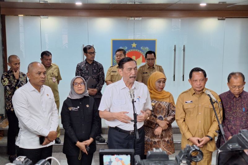 Chairman of the Government Digital Transformation Acceleration Committee Luhut Binsar Pandjaitan (center) speaks to the press after attending a meeting on accelerating the digitalization of social assistance at the Ministry of Home Affairs headquarters in Jakarta on Tuesday (June 30, 2026). Foto Antara Chairman of the Government Digital Transformation Acceleration Committee Luhut Binsar Pandjaitan (center) speaks to the press after attending a meeting on accelerating the digitalization of social assistance at the Ministry of Home Affairs headquarters in Jakarta on Tuesday (June 30, 2026). Foto Antara