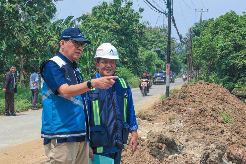 Ilustrasi - Direktur Utama (Dirut) Perum Jasa Tirta II (PJT II) Imam Santoso melakukan kunjungan kerja ke Desa Sriamur, Kecamatan Tambun Utara, Kabupaten Bekasi, Kamis (1/05). Sumber foto: Antara
