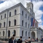 A number of people walk around the Weimar Mayor's Building, Germany, Friday (7/3/2026). Foto Antara