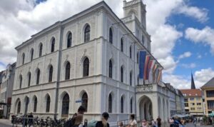 A number of people walk around the Weimar Mayor's Building, Germany, Friday (7/3/2026). Foto Antara