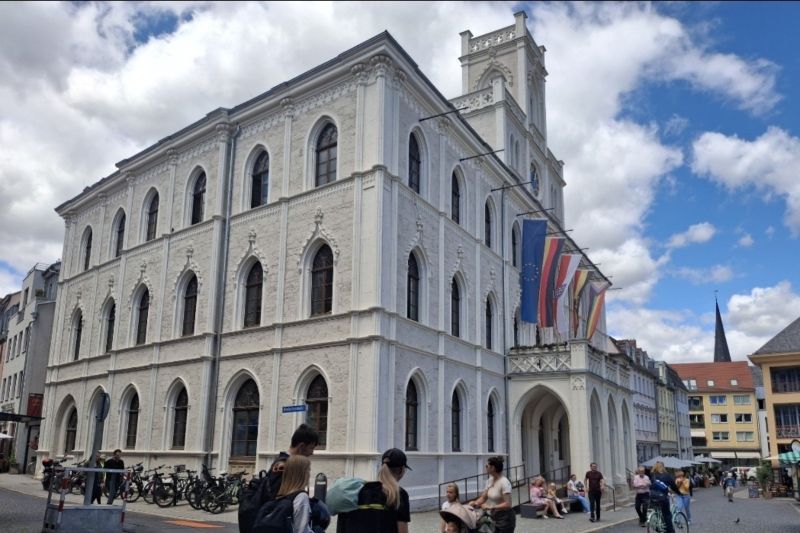 A number of people walk around the Weimar Mayor's Building, Germany, Friday (7/3/2026). Foto Antara A number of people walk around the Weimar Mayor's Building, Germany, Friday (7/3/2026). Foto Antara