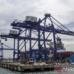 Ilustrasi kapal peti kemas SITC FUJIAN Hong Kong melakukan bongkar muat di Terminal Peti Kemas (TPK) Pelabuhan Batu Ampar, Batam, Kepulauan Riau, Selasa (18/11/2025). Foto Antara