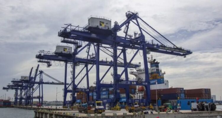 Ilustrasi kapal peti kemas SITC FUJIAN Hong Kong melakukan bongkar muat di Terminal Peti Kemas (TPK) Pelabuhan Batu Ampar, Batam, Kepulauan Riau, Selasa (18/11/2025). Foto Antara