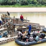 Tim gabungan kepolisian ketika menemukan aktivitas PETI di Sungai Kuantan. Foto Antara