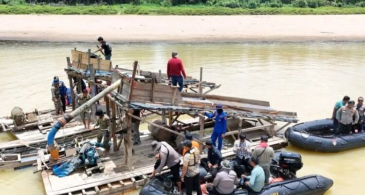 Tim gabungan kepolisian ketika menemukan aktivitas PETI di Sungai Kuantan. Foto Antara