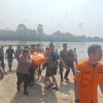 Tim SAR Gabungan membawa jenazah seorang pemuda yang jatuh dari jembatan ke Sungai Kampar. Sumber foto: Antara