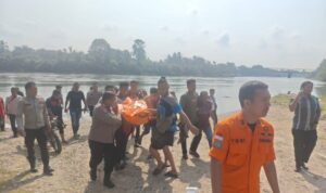 Tim SAR Gabungan membawa jenazah seorang pemuda yang jatuh dari jembatan ke Sungai Kampar. Sumber foto: Antara Tim SAR Gabungan membawa jenazah seorang pemuda yang jatuh dari jembatan ke Sungai Kampar. Sumber foto: Antara