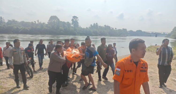 Tim SAR Gabungan membawa jenazah seorang pemuda yang jatuh dari jembatan ke Sungai Kampar. Sumber foto: Antara