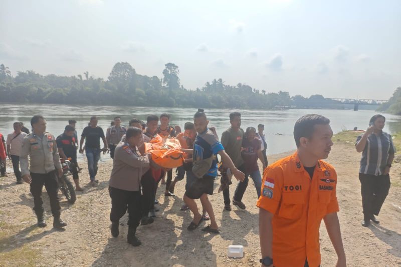 Tim SAR Gabungan membawa jenazah seorang pemuda yang jatuh dari jembatan ke Sungai Kampar. Sumber foto: Antara Tim SAR Gabungan membawa jenazah seorang pemuda yang jatuh dari jembatan ke Sungai Kampar. Sumber foto: Antara