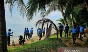 Kegiatan aksi bersih di Pantai Piwang pada Sabtu (25/7/2026). Sumber foto: Antara