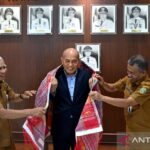 Wakil Gubernur Sumatera Utara Surya (kiri) memakai kain ulos di tubuh Konsul Jenderal RI Penang Malaysia Wanton Saragih Sidauruk (tengah) di Kantor Gubernur Sumut, Senin (6/7/2026). Foto Antara