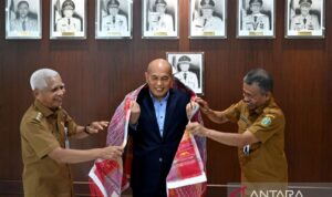 Wakil Gubernur Sumatera Utara Surya (kiri) memakai kain ulos di tubuh Konsul Jenderal RI Penang Malaysia Wanton Saragih Sidauruk (tengah) di Kantor Gubernur Sumut, Senin (6/7/2026). Foto Antara Wakil Gubernur Sumatera Utara Surya (kiri) memakai kain ulos di tubuh Konsul Jenderal RI Penang Malaysia Wanton Saragih Sidauruk (tengah) di Kantor Gubernur Sumut, Senin (6/7/2026). Foto Antara