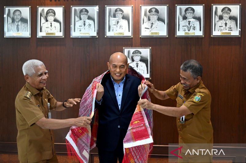 Wakil Gubernur Sumatera Utara Surya (kiri) memakai kain ulos di tubuh Konsul Jenderal RI Penang Malaysia Wanton Saragih Sidauruk (tengah) di Kantor Gubernur Sumut, Senin (6/7/2026). Foto Antara Wakil Gubernur Sumatera Utara Surya (kiri) memakai kain ulos di tubuh Konsul Jenderal RI Penang Malaysia Wanton Saragih Sidauruk (tengah) di Kantor Gubernur Sumut, Senin (6/7/2026). Foto Antara