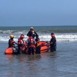 Anggota PMI Agam sedang mencari Berkat Saputra Lafau (15) tenggelam di Pantai Muaro Putih, Nagari Tiku Lima Jorong, Kecamatan Tanjung Mutiara, Rabu (15/7/2026). Sumber foto: Antara