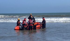 Anggota PMI Agam sedang mencari Berkat Saputra Lafau (15) tenggelam di Pantai Muaro Putih, Nagari Tiku Lima Jorong, Kecamatan Tanjung Mutiara, Rabu (15/7/2026). Sumber foto: Antara Anggota PMI Agam sedang mencari Berkat Saputra Lafau (15) tenggelam di Pantai Muaro Putih, Nagari Tiku Lima Jorong, Kecamatan Tanjung Mutiara, Rabu (15/7/2026). Sumber foto: Antara