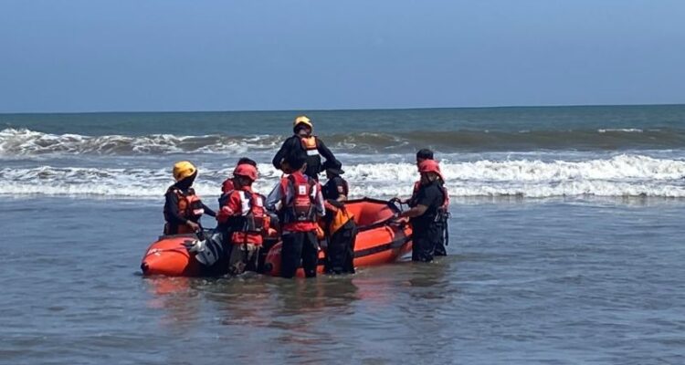 Anggota PMI Agam sedang mencari Berkat Saputra Lafau (15) tenggelam di Pantai Muaro Putih, Nagari Tiku Lima Jorong, Kecamatan Tanjung Mutiara, Rabu (15/7/2026). Sumber foto: Antara