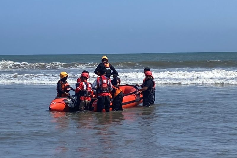 Anggota PMI Agam sedang mencari Berkat Saputra Lafau (15) tenggelam di Pantai Muaro Putih, Nagari Tiku Lima Jorong, Kecamatan Tanjung Mutiara, Rabu (15/7/2026). Sumber foto: Antara Anggota PMI Agam sedang mencari Berkat Saputra Lafau (15) tenggelam di Pantai Muaro Putih, Nagari Tiku Lima Jorong, Kecamatan Tanjung Mutiara, Rabu (15/7/2026). Sumber foto: Antara