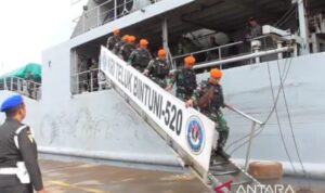 Prajurit Satgas RI-PNG dari Korps Pasukan Gerak Cepat (Korpasgat) yang bertugas di Papua dengan menggunakan KRI Teluk Bintuni-520 di Pelabuhan Belawan, Kota Medan, Sumatera Utara, Minggu (19/7/2026). Sumber foto: Antara Prajurit Satgas RI-PNG dari Korps Pasukan Gerak Cepat (Korpasgat) yang bertugas di Papua dengan menggunakan KRI Teluk Bintuni-520 di Pelabuhan Belawan, Kota Medan, Sumatera Utara, Minggu (19/7/2026). Sumber foto: Antara