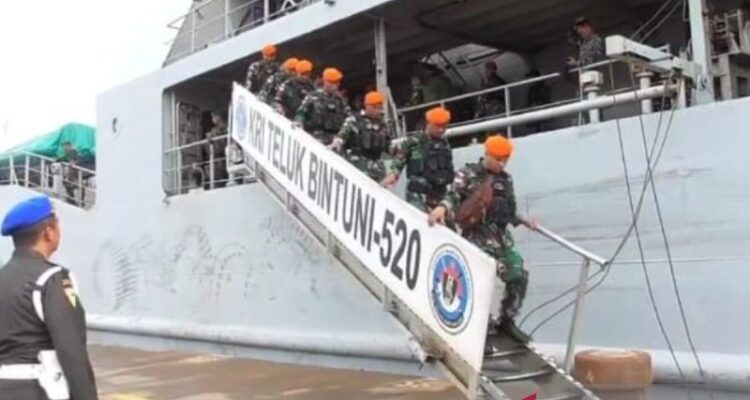 Prajurit Satgas RI-PNG dari Korps Pasukan Gerak Cepat (Korpasgat) yang bertugas di Papua dengan menggunakan KRI Teluk Bintuni-520 di Pelabuhan Belawan, Kota Medan, Sumatera Utara, Minggu (19/7/2026). Sumber foto: Antara