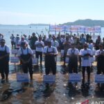 Presiden Direktur Freeport Indonesia Tony Wenas (kelima kiri) dan Menteri Lingkungan Hidup Mohammad Jumhur Hidayat (keempat kiri) bersama delegasi pemerintah daerah serta penduduk lokal melakukan penanaman bibit mangrove di Labuan Alas, Kabupaten Sumbawa, Nusa Tenggara Barat, Selasa (7/7/2026). Foto Antara