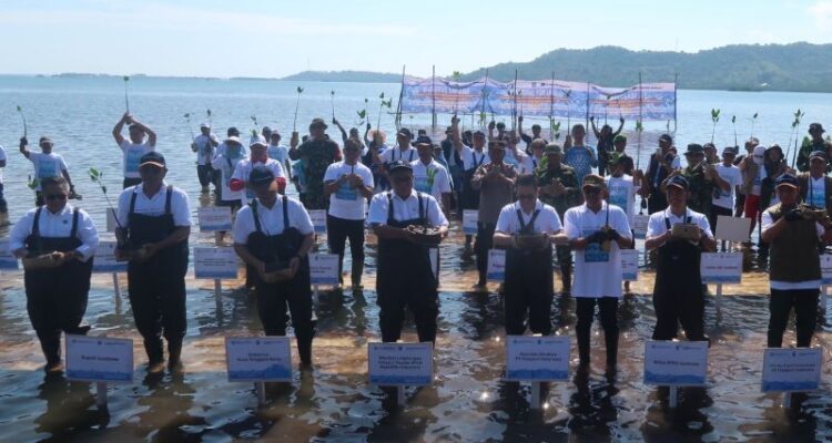Presiden Direktur Freeport Indonesia Tony Wenas (kelima kiri) dan Menteri Lingkungan Hidup Mohammad Jumhur Hidayat (keempat kiri) bersama delegasi pemerintah daerah serta penduduk lokal melakukan penanaman bibit mangrove di Labuan Alas, Kabupaten Sumbawa, Nusa Tenggara Barat, Selasa (7/7/2026). Foto Antara