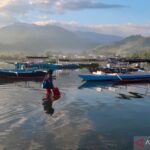 Ilustrasi - Seorang nelayan berjalan menuju perahu di Desa Labuhan Alas, Kecamatan Alas, Kabupaten Sumbawa, Nusa Tenggara Barat, Selasa (7/7/2026). Foto Antara