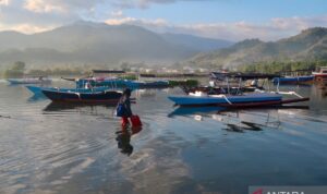 Ilustrasi - Seorang nelayan berjalan menuju perahu di Desa Labuhan Alas, Kecamatan Alas, Kabupaten Sumbawa, Nusa Tenggara Barat, Selasa (7/7/2026). Foto Antara