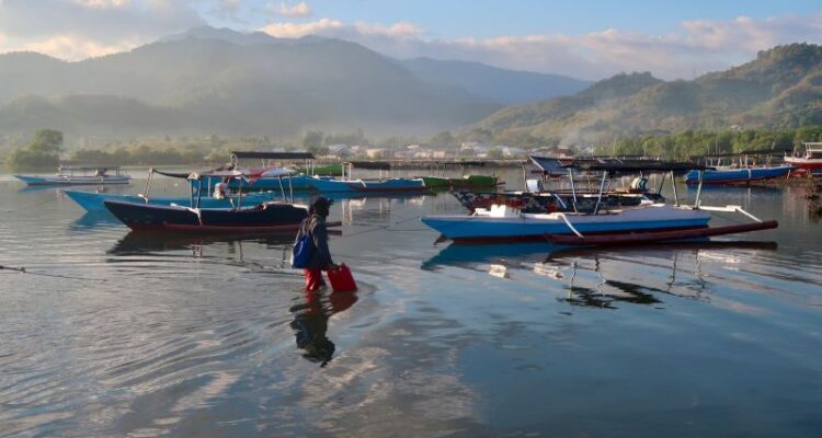 Ilustrasi - Seorang nelayan berjalan menuju perahu di Desa Labuhan Alas, Kecamatan Alas, Kabupaten Sumbawa, Nusa Tenggara Barat, Selasa (7/7/2026). Foto Antara