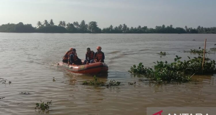 Tim SAR Gabungan Palembang, Sumatera Selatan, mencari seorang perempuan paruh baya yang diduga tenggelam di Sungai Komering Dusun II, Desa Sungai Kedukan, Kecamatan Rambutan, Kabupaten Banyuasin, Sumsel, Minggu (5/7/2026). Foto Antara