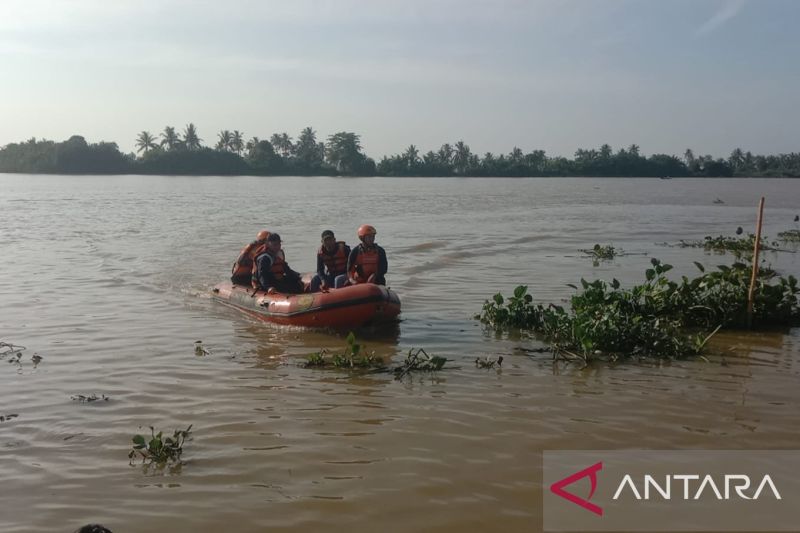 Tim SAR Gabungan Palembang, Sumatera Selatan, mencari seorang perempuan paruh baya yang diduga tenggelam di Sungai Komering Dusun II, Desa Sungai Kedukan, Kecamatan Rambutan, Kabupaten Banyuasin, Sumsel, Minggu (5/7/2026). Foto Antara Tim SAR Gabungan Palembang, Sumatera Selatan, mencari seorang perempuan paruh baya yang diduga tenggelam di Sungai Komering Dusun II, Desa Sungai Kedukan, Kecamatan Rambutan, Kabupaten Banyuasin, Sumsel, Minggu (5/7/2026). Foto Antara