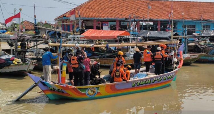 Tim SAR gabungan yang melakukan operasi pencarian nelayan hilang di Cirebon, Jawa Barat, Minggu (12/7/2026). Foto Antara