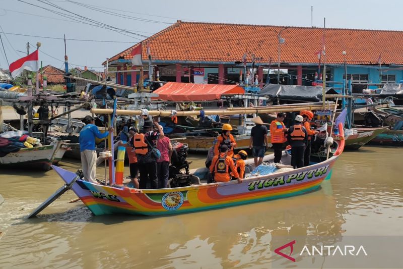Tim SAR gabungan yang melakukan operasi pencarian nelayan hilang di Cirebon, Jawa Barat, Minggu (12/7/2026). Foto Antara