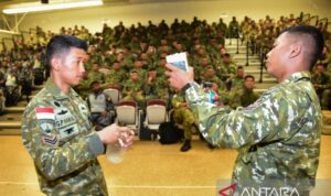 Dua personel Korps Marinir TNI AL mengajari teknik bertahan hidup di hutan atau jungle survival kepada tentara negara peserta latihan gabungan Rim of the Pacific Exercise (RIMPAC) 2026 di Hawaii, Amerika Serikat, Selasa (30/6/2026). Foto Antara
