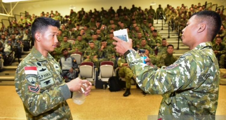 Dua personel Korps Marinir TNI AL mengajari teknik bertahan hidup di hutan atau jungle survival kepada tentara negara peserta latihan gabungan Rim of the Pacific Exercise (RIMPAC) 2026 di Hawaii, Amerika Serikat, Selasa (30/6/2026). Foto Antara