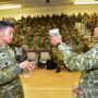 Dua personel Korps Marinir TNI AL mengajari teknik bertahan hidup di hutan atau jungle survival kepada tentara negara peserta latihan gabungan Rim of the Pacific Exercise (RIMPAC) 2026 di Hawaii, Amerika Serikat, Selasa (30/6/2026). Foto Antara
