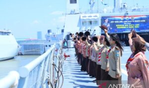 Siswa SMA di atas KRI Surabaya-591 di Dermaga Madura Koarmada II, Surabaya, Jawa Timur, Kamis (9/7/2026). Foto Antara