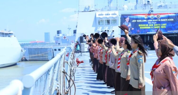 Siswa SMA di atas KRI Surabaya-591 di Dermaga Madura Koarmada II, Surabaya, Jawa Timur, Kamis (9/7/2026). Foto Antara