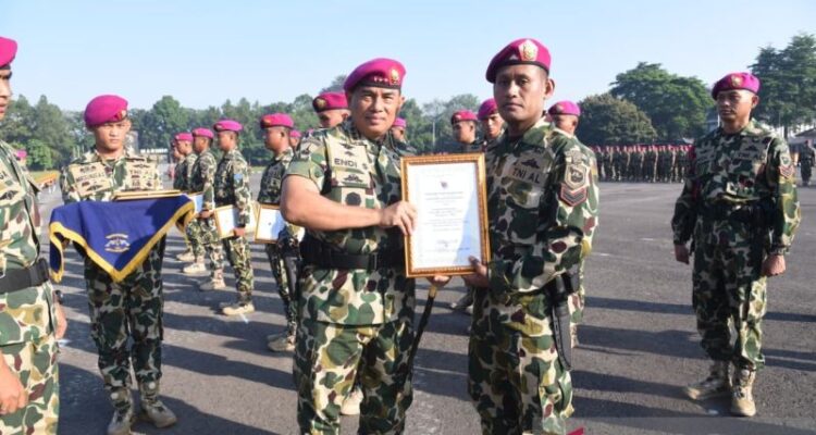 Panglima Korps Marinir (Pangkormar) Letnan Jenderal TNI (Mar) Endi Supardi memberi piagam penghargaan kepada salah satu prajurit Satgas Pengamanan Perbatasan (Pamtas) RI–PNG Mobile Yonif 10 Marinir di Lapangan Apel Brigif 1 Marinir, Kesatrian Marinir Hartono, Cilandak, Jakarta Selatan, Jumat (10/07/2026). Foto Antara