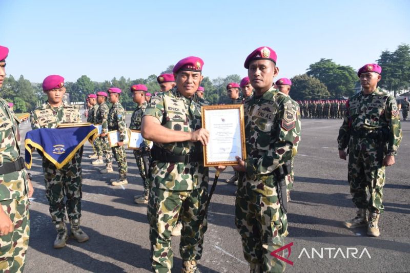 Panglima Korps Marinir (Pangkormar) Letnan Jenderal TNI (Mar) Endi Supardi memberi piagam penghargaan kepada salah satu prajurit Satgas Pengamanan Perbatasan (Pamtas) RI–PNG Mobile Yonif 10 Marinir di Lapangan Apel Brigif 1 Marinir, Kesatrian Marinir Hartono, Cilandak, Jakarta Selatan, Jumat (10/07/2026). Foto Antara