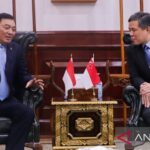 Defense Minister Sjafrie Sjamsoeddin (left) meets the Singaporean Defense Minister Chan Chun Sing at the office of the Indonesian Defense Ministry in Jakarta, Tuesday (14/7/2026). Source: Antara Photo