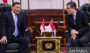 Defense Minister Sjafrie Sjamsoeddin (left) meets the Singaporean Defense Minister Chan Chun Sing at the office of the Indonesian Defense Ministry in Jakarta, Tuesday (14/7/2026). Source: Antara Photo