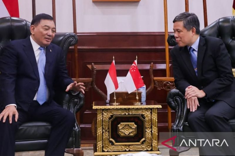Defense Minister Sjafrie Sjamsoeddin (left) meets the Singaporean Defense Minister Chan Chun Sing at the office of the Indonesian Defense Ministry in Jakarta, Tuesday (14/7/2026). Source: Antara Photo Defense Minister Sjafrie Sjamsoeddin (left) meets the Singaporean Defense Minister Chan Chun Sing at the office of the Indonesian Defense Ministry in Jakarta, Tuesday (14/7/2026). Source: Antara Photo