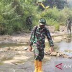 Personel Marinir TNI AL berjalan menelusuri Sungai Cileungsi di Kabupaten Bogor, Jawa Barat, Selasa (14/07/2026). Sumber foto: Antara