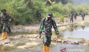 Personel Marinir TNI AL berjalan menelusuri Sungai Cileungsi di Kabupaten Bogor, Jawa Barat, Selasa (14/07/2026). Sumber foto: Antara