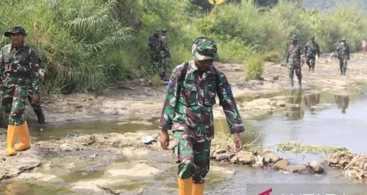 Personel Marinir TNI AL berjalan menelusuri Sungai Cileungsi di Kabupaten Bogor, Jawa Barat, Selasa (14/07/2026). Sumber foto: Antara
