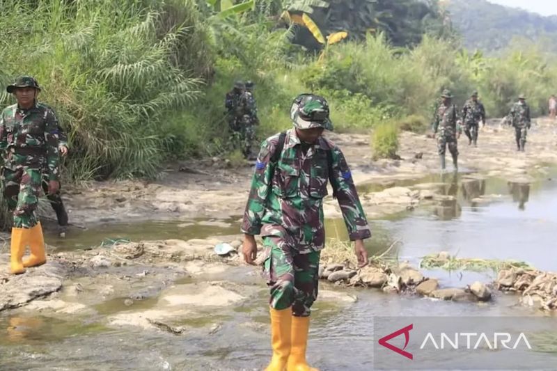 Personel Marinir TNI AL berjalan menelusuri Sungai Cileungsi di Kabupaten Bogor, Jawa Barat, Selasa (14/07/2026). Sumber foto: Antara Personel Marinir TNI AL berjalan menelusuri Sungai Cileungsi di Kabupaten Bogor, Jawa Barat, Selasa (14/07/2026). Sumber foto: Antara