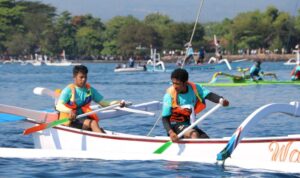 Dua peserta lomba perahu layar mini saat beraksi pada pelaksanaan Lovina Festival 2025 lalu. Sumber foto: Antara