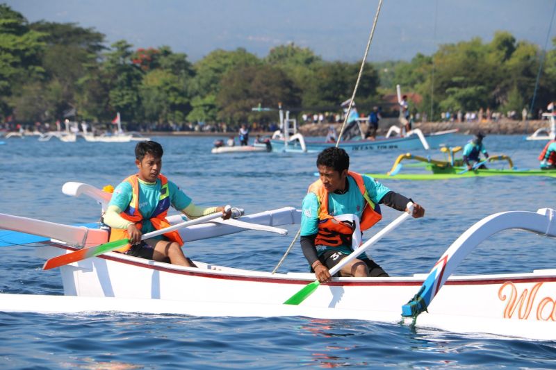 Dua peserta lomba perahu layar mini saat beraksi pada pelaksanaan Lovina Festival 2025 lalu. Sumber foto: Antara Dua peserta lomba perahu layar mini saat beraksi pada pelaksanaan Lovina Festival 2025 lalu. Sumber foto: Antara