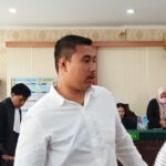 Terdakwa I Kadek Ariawan (28), nahkoda Kapal Bali Dolphin Cruise 2 berjalan ke luar ruang sidang usai mengikuti persidangan dengan agenda pembacaan surat tuntutan di Pengadilan Negeri Denpasar, Bali, Selasa (28/7/2026). Sumber foto: Antara